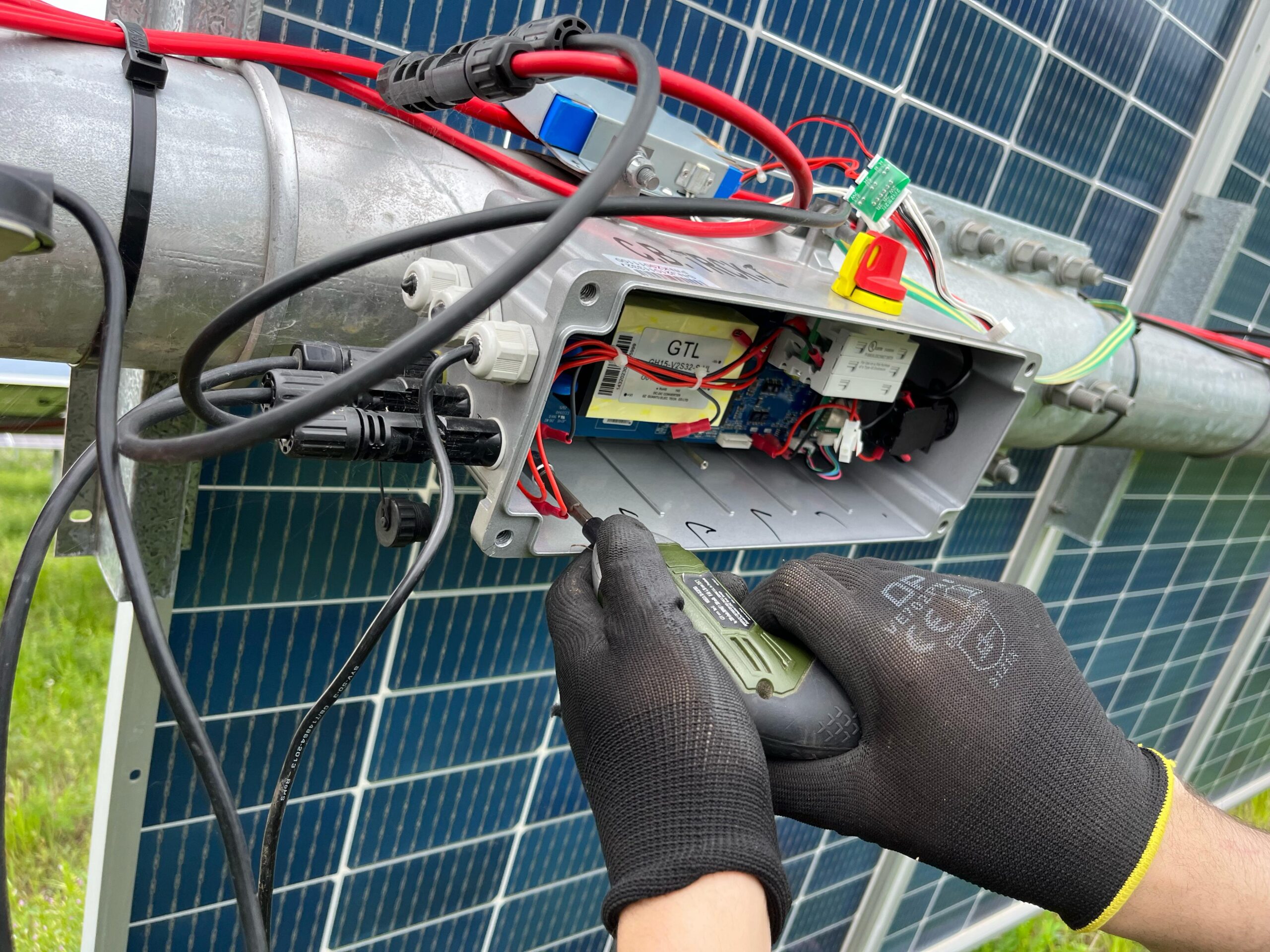 Fotografia de la mantención de placas madres de trackers solares.